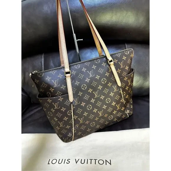 Louis Vuitton Totally MM Tote - Picture 8 of 14
